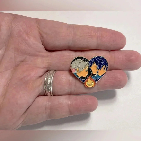 Studio Ghibli - Howl’s Moving Castle  - Sophie & Howl Heart Pin ❤️‍🩹🏰 - Picture 4 of 5